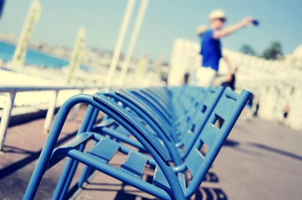Charakteristische blaue Stühle an der Promenade des anglais in schönen, — Stockfoto