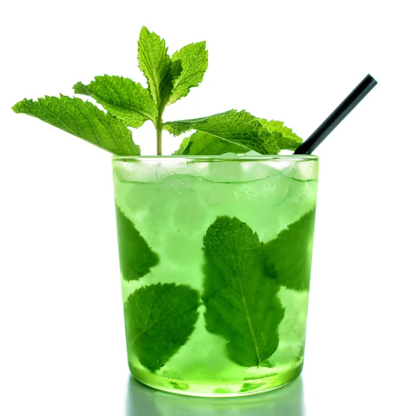 Mojito refrescante sobre un fondo blanco —  Fotos de Stock