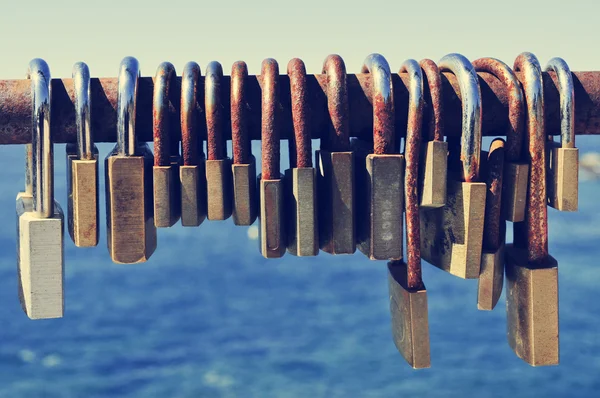 Rusty padlocks on a railing near the sea — 图库照片