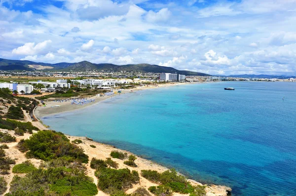 Vista panorâmica da praia Platja den Bossa na cidade de Ibiza, Spai — Fotografia de Stock