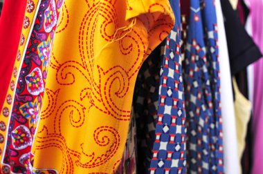 bit pazarında bir raf üzerinde asılı elbiseleri