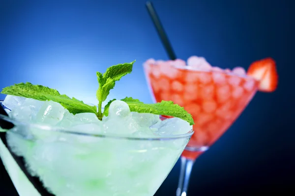 Erfrischende Cocktails in verschiedenen Farben — Stockfoto
