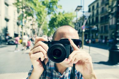 Man taking a picture of the observer at La Rambla