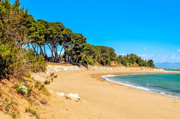 Пляж Platja de Sant Marti в La Escala, Испания — стоковое фото