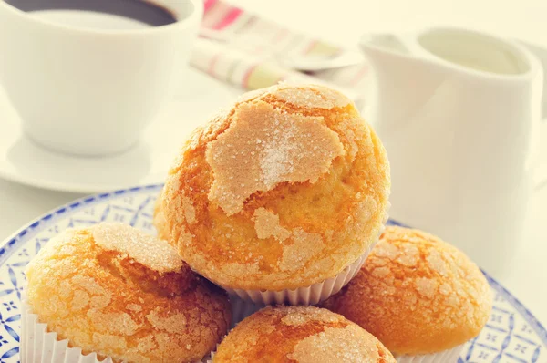 Magdalenas, muffins lisos espanhóis típicos, e café — Fotografia de Stock