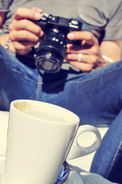 Mladý muž, kontrola jeho fotoaparát — Stock fotografie