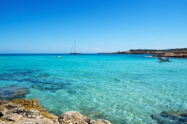 Plage de Cala Conta à San Antonio, Île d'Ibiza, Espagne — Photo