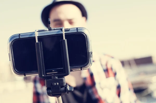 Mladý muž s selfie s monopod — Stock fotografie