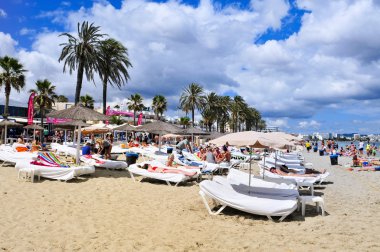 güneşlenenbirileri varsa Platja den Bossa Beach Ibiza kent, İspanya