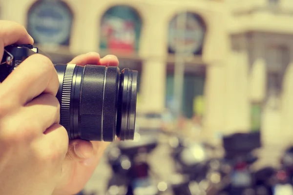 Homem tirando uma foto na rua, com um efeito de filtro — Fotografia de Stock