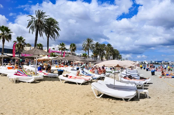 Güneşlenenbirileri varsa Platja den Bossa Beach Ibiza kent, İspanya — Stok fotoğraf