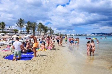 güneşlenenbirileri varsa Platja den Bossa Beach Ibiza kent, İspanya