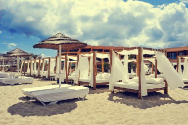 yataklar ve güneşlenme sandalyeli bir beach Club Ibiza, İspanya