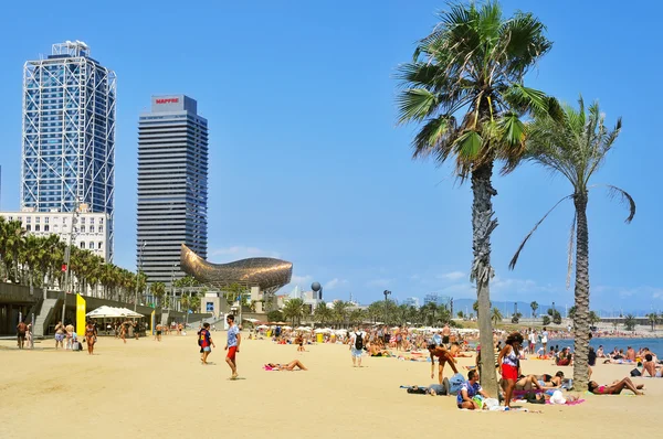 Sunbathers at La Barceloneta Beach, in Barcelona, Spain — Stock Photo, Image