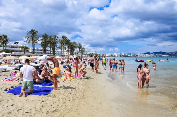 Plażowicze w plaży Platja den Bossa w mieście Ibiza, Hiszpania — Zdjęcie stockowe