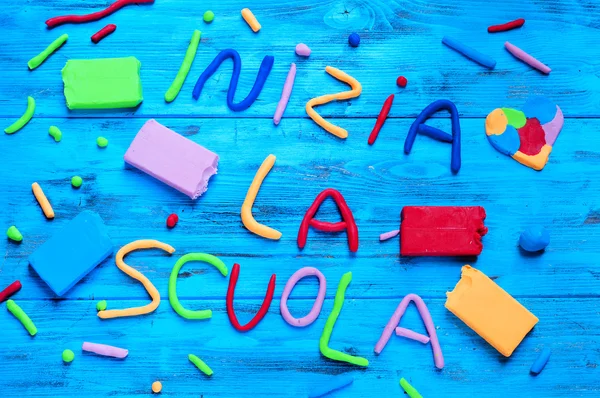 Inizia la scuola, vuelta a la escuela escrita en italiano — Foto de Stock