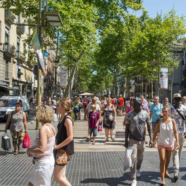 Ένα πλήθος στη La Rambla στη Βαρκελώνη, Ισπανία — Φωτογραφία Αρχείου