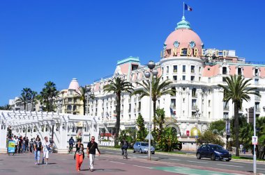 Fransa 'nın Nice kentindeki Promenade des Anglais ve Le Negresco Oteli
