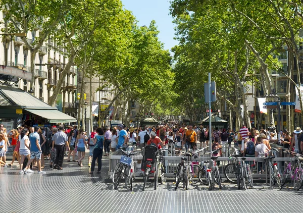 Uma multidão em La Rambla em Barcelona, Espanha — Fotografia de Stock