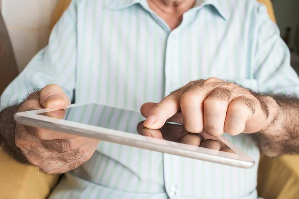Anciano usando una tableta — Foto de Stock