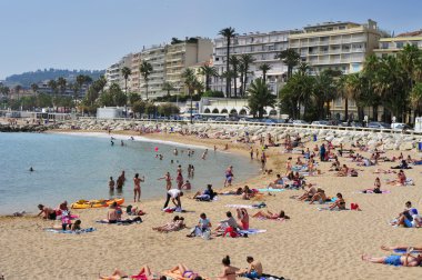 Promenade de la Croisette Cannes içinde halk plajı
