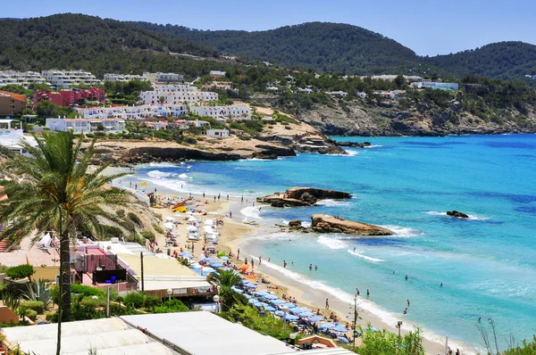 Panoramatický pohled na pláži Cala Tarida na ostrově Ibiza, Španělsko — Stock fotografie