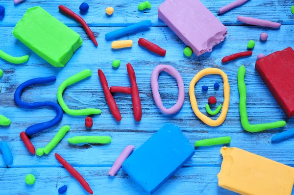 Woord school geschreven met modellering van verschillende kleuren klei — Stockfoto