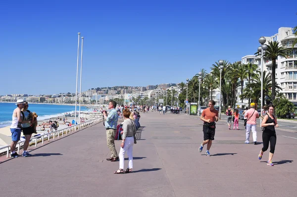 Människor i Promenade des Anglais i Nice, Frankrike — Stockfoto