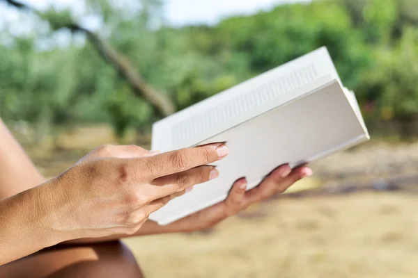 야외에서 책을 읽고 있는 젊은 여자 — 스톡 사진