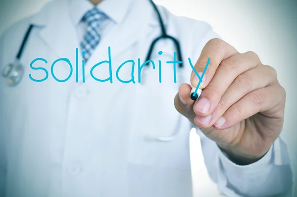 Arts schrijven van het woord solidariteit — Stockfoto