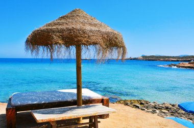 sunlounger ve şemsiye Ibiza Adası, İspanya