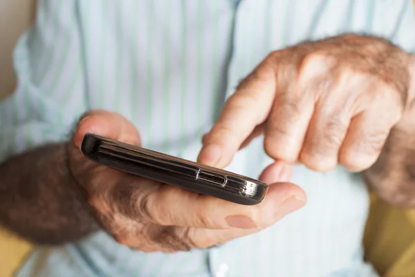 Anciano usando un teléfono inteligente — Foto de Stock