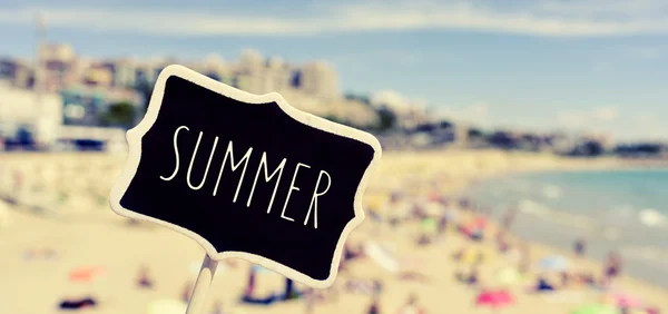 Bord met de tekst zomer in een strand — Stockfoto