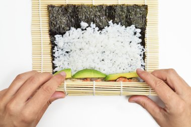 genç adam makizushi hazırlanıyor