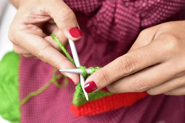 Young woman hand knitting — Stock Photo, Image
