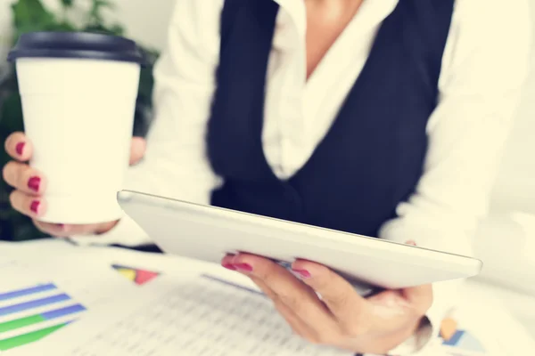 Geschäftsfrau mit Tablet-Computer — Stockfoto