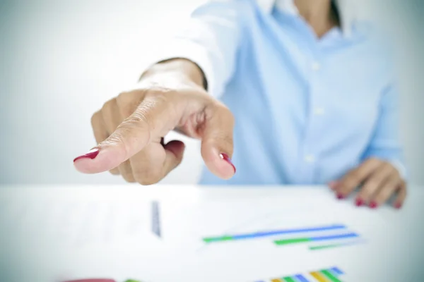 Zakenvrouw wijzen met haar vinger de uitweg — Stockfoto