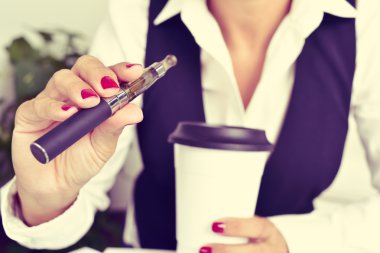 genç kadın vaping üzerinden elektronik sigara