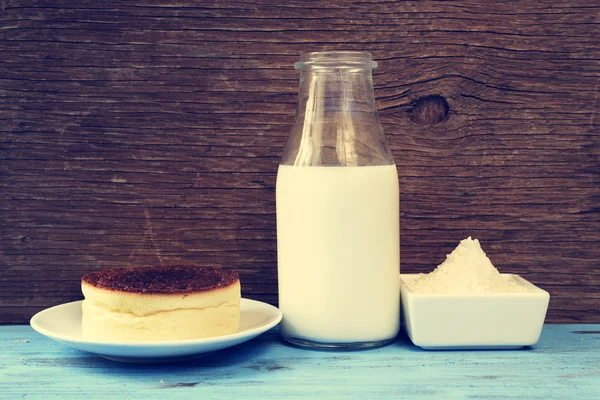 Tarta de queso y los ingredientes para prepararlo, con un filtro effe — Foto de Stock