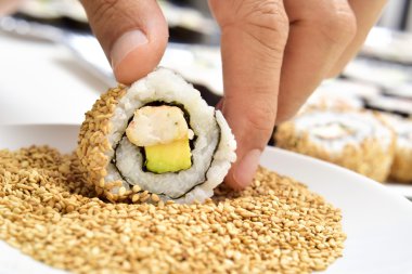 genç adam Uramaki hazırlanıyor