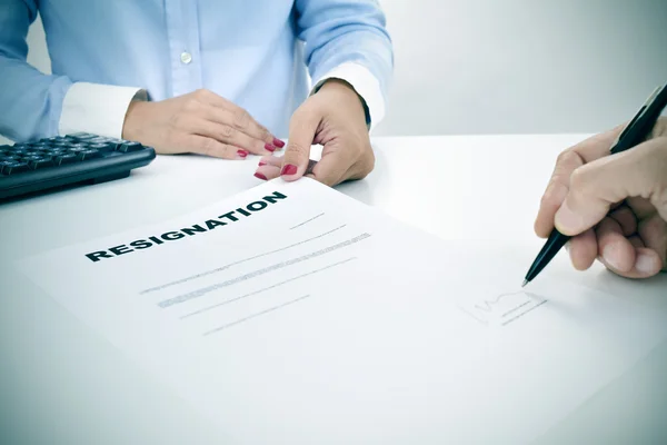 Homme signant un document de démission — Photo