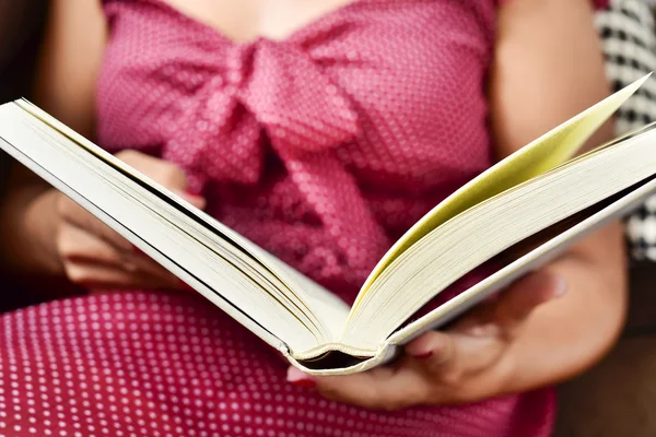 Jonge vrouw die een boek leest — Stockfoto