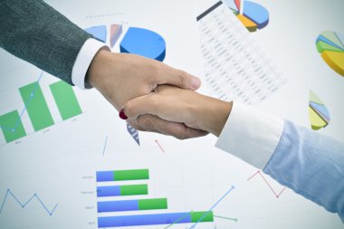 İş adamı ve iş kadını el sıkışıyor