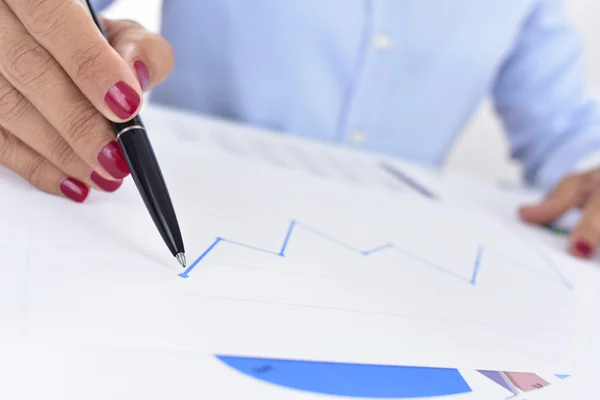 Businesswoman with a chart with an upward trend — Φωτογραφία Αρχείου