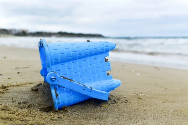 Balde de brinquedo abandonado na praia — Fotografia de Stock