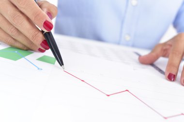 işkadını bir düşme eğilimi olan bir grafik ile
