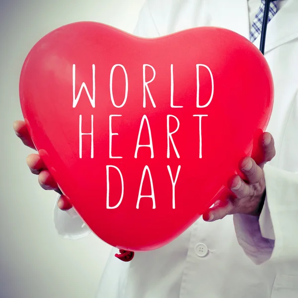 Повітряна куля у формі серця з днем світового серця — стокове фото