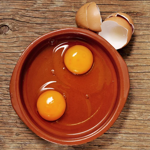 Cracked chicken eggs — Stock Photo, Image