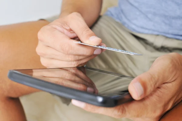 Junger Mann kauft online über Tablet-Computer ein — Stockfoto