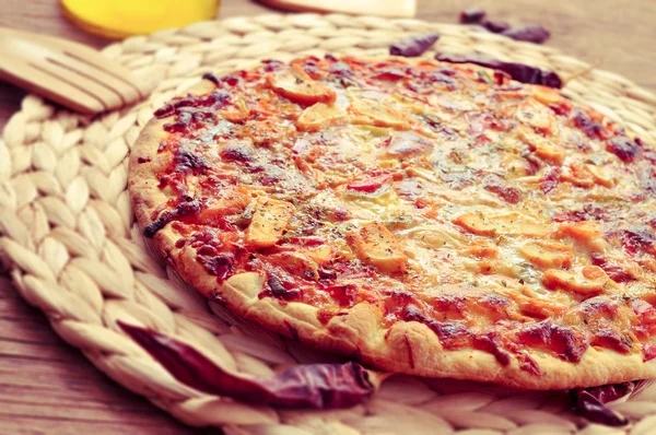 Pizza com frango e legumes — Fotografia de Stock